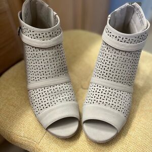 Easy Street Elegant Tan Peep-Toe Ankle sandals/boots